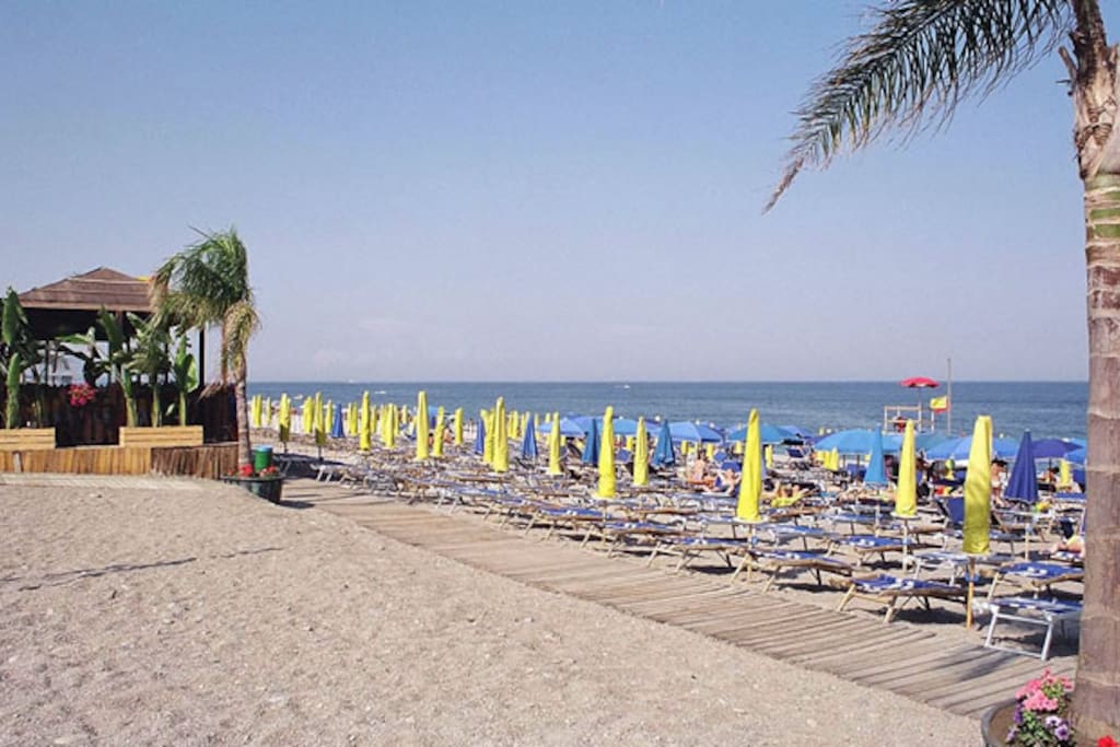 spiaggia con lidi attrezzati