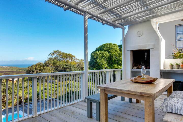 Stylish home – sea views, swimming pool in Scarbs gallery image 3