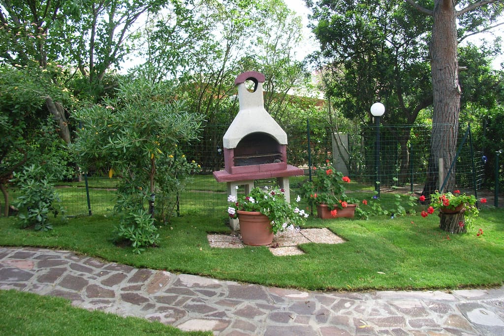 giardino con barbecue