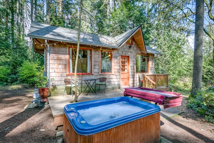 River Rock Lodge,12 acres, Stocked Pond, Hot Tub, WiFi