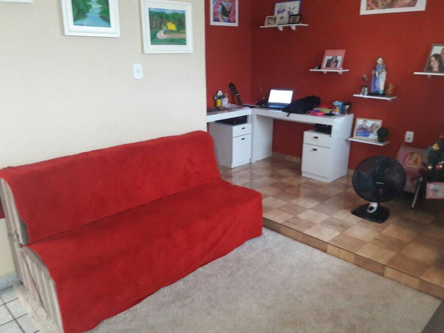 O sofá se transforma em uma cama de casal.