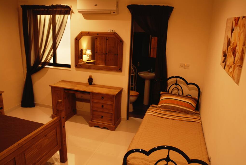Single bed &desk
