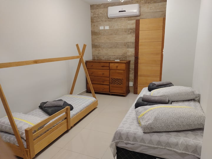 غرفة نوم 1 سرير واحد مونتيسوريانو و 1 سرير مزدوج.