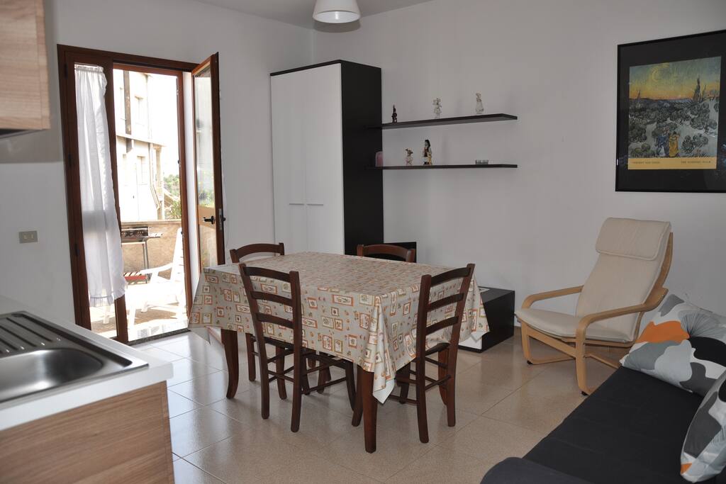 Sala con divano letto matrimoniale e accesso al cortile