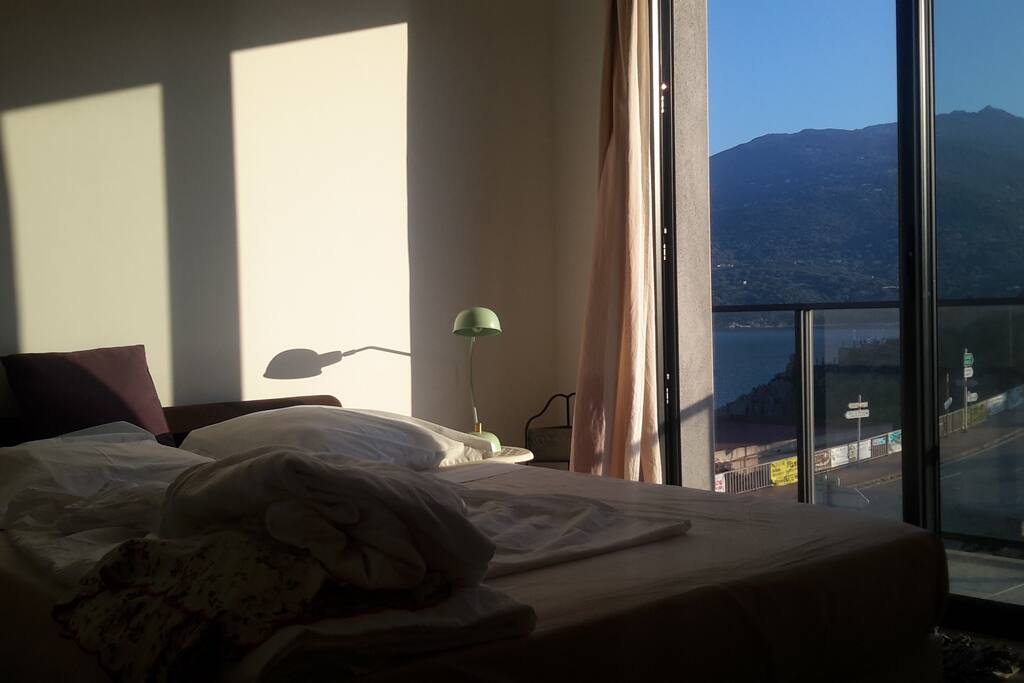 chambre très claire et moderne
la terrasse de la maison est à votre disposition pour profiter de la vue imprenable sur le golfe du valinco.