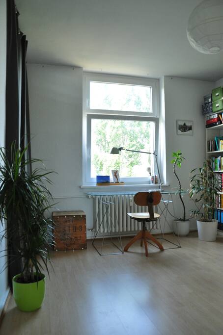 Das Zimmer verfügt über einen schönen Arbeitsplatz.