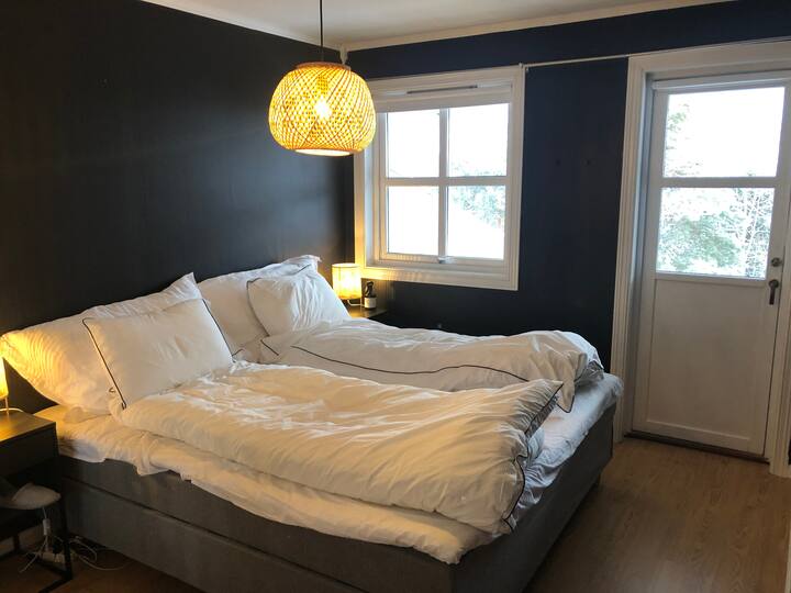 Hlavná spálňa so 180 lôžkami Vlastný východ na terasu na prízemí. 