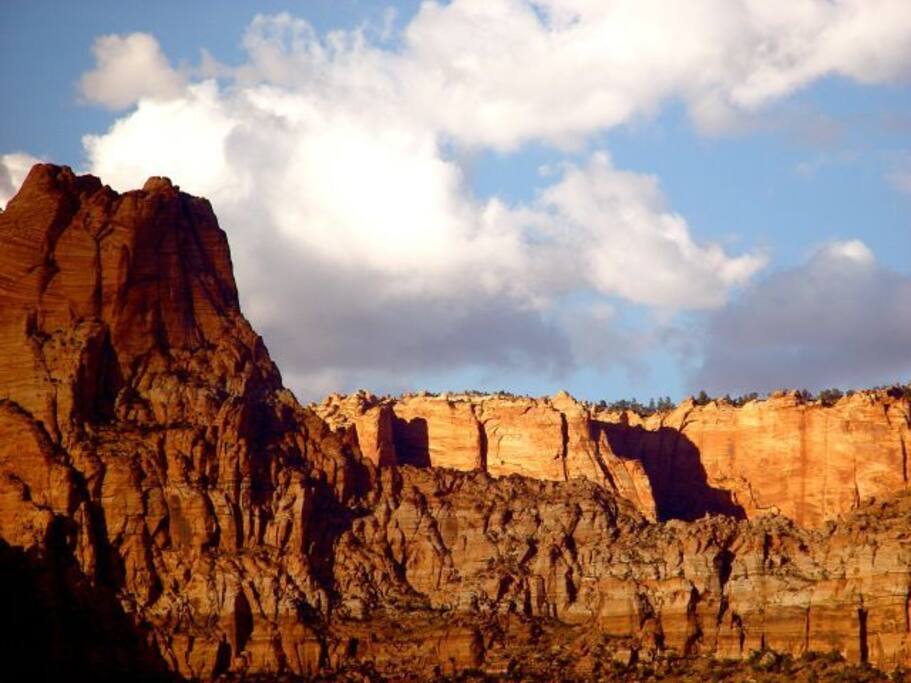 Virbrant sandstone cliffs of color country.
