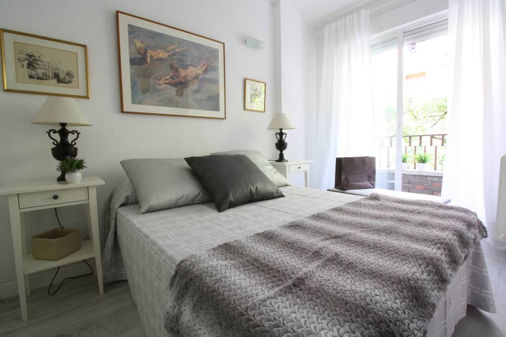 Dormitorio con cama de 150x200