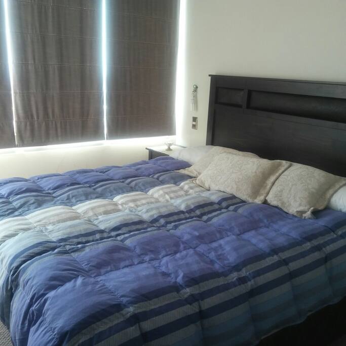 Dormitorio principal con cama king y closet