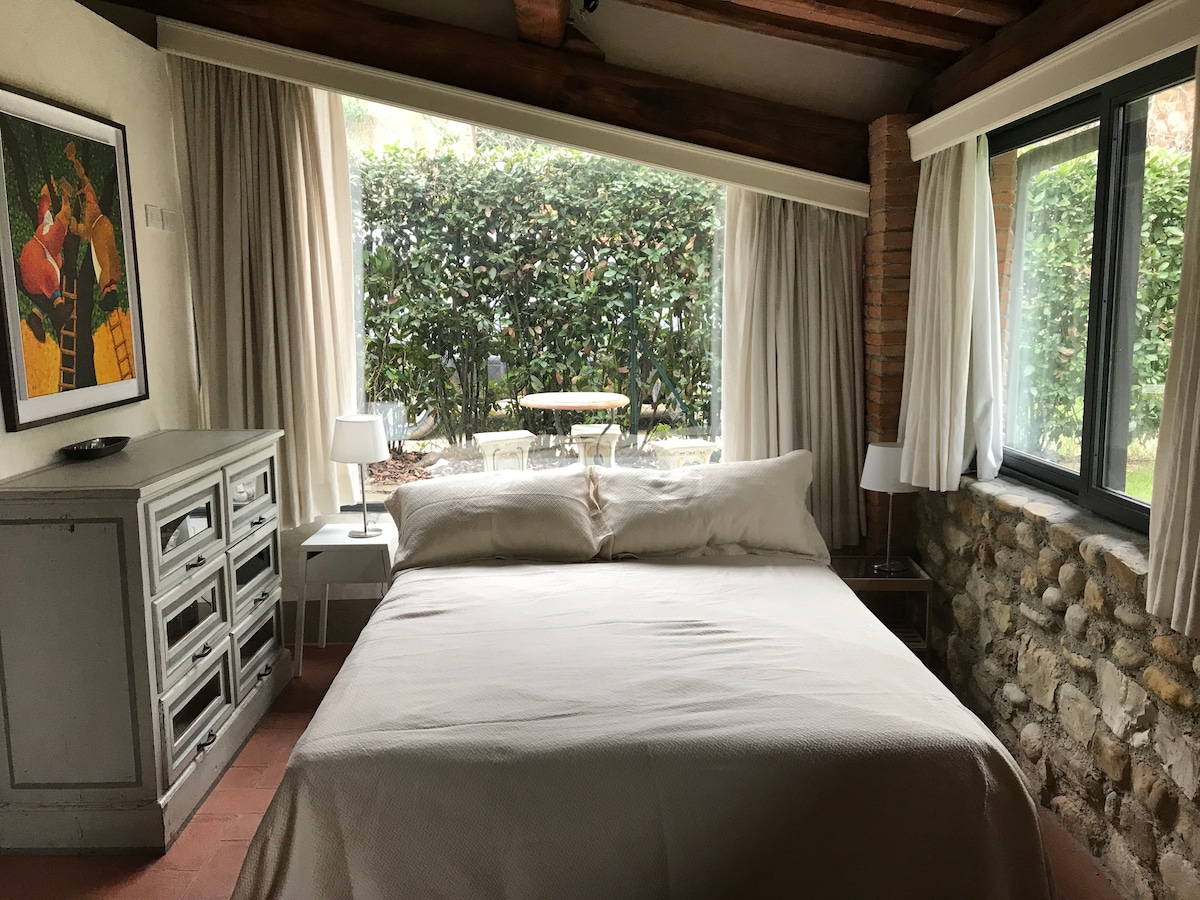 2 ° camera: letto queen-size in enorme camera con letti a castello. Finestre ovunque affacciate su un bellissimo giardino e paesaggi toscani. Tende oscuranti per il buio totale quando si dorme. Aria condizionata in tutta la casa