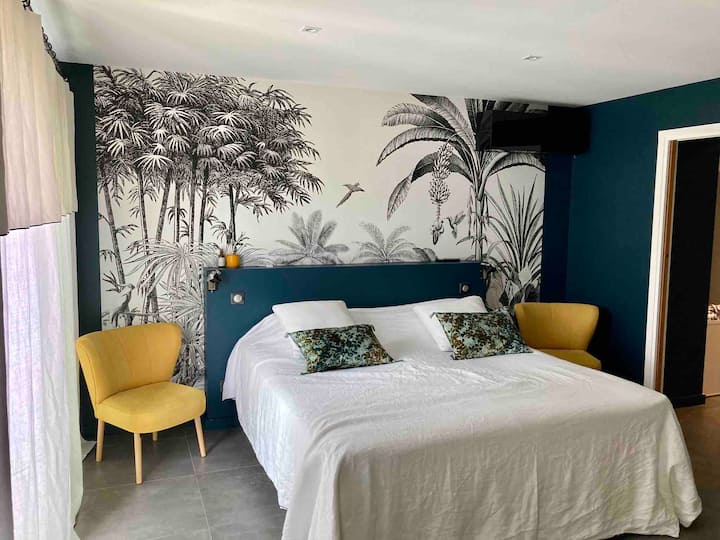 Suite parentale de la maison principale, seule chambre située à ce niveau, dressing, WC, douche et salle de bain avec baignoire privatifs. Chambre principale avec son propre dressing, salle de bain, douche et toilettes. C'est la seule chambre de ce niveau.