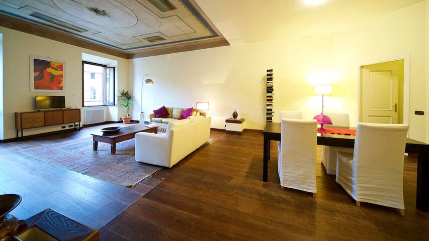 Silent Aristocratic Apartment, 3 Relax Bedrooms gallery image 2