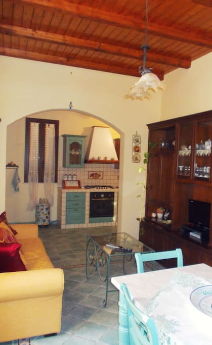 Salotto con divano e cucina a vista