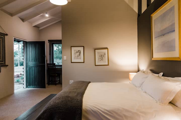 卧室配有稳定的门，通往私人花园。