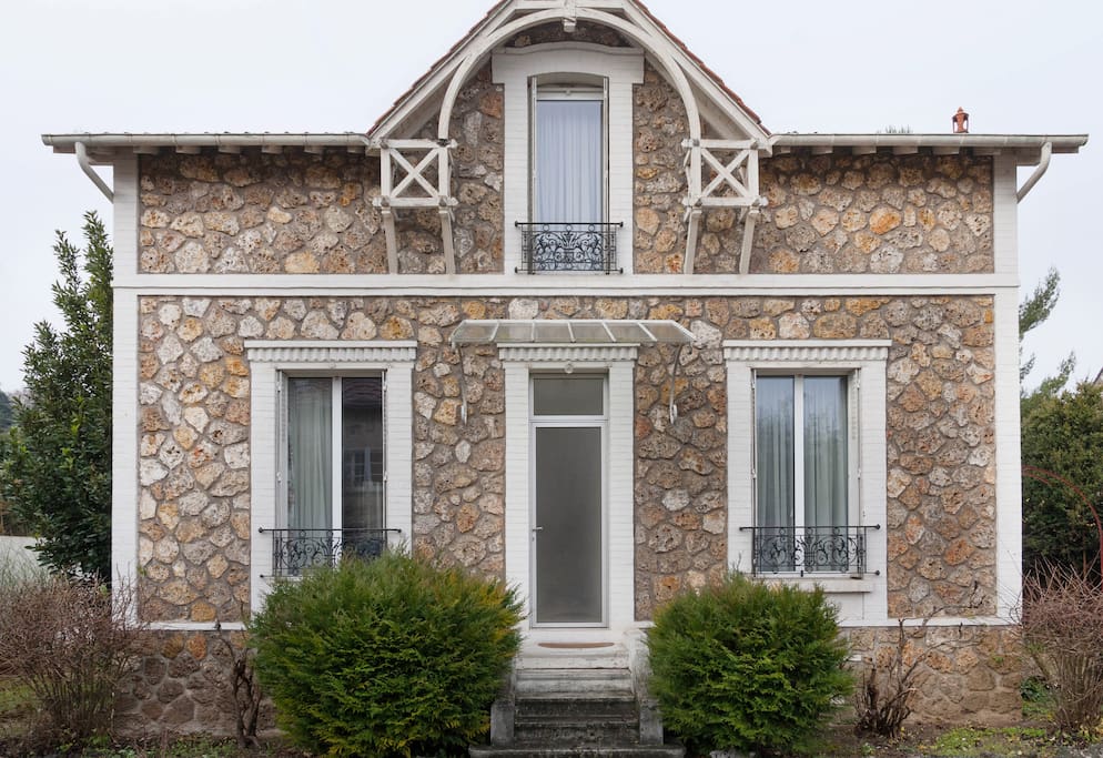 Le facade de la maison,
l'entrée de l'appartement,
la fenêtre au première étage est celle de la petite chambre
The front of the house,
The entrance to the apartment,
The window on the first floor is that of the small room
