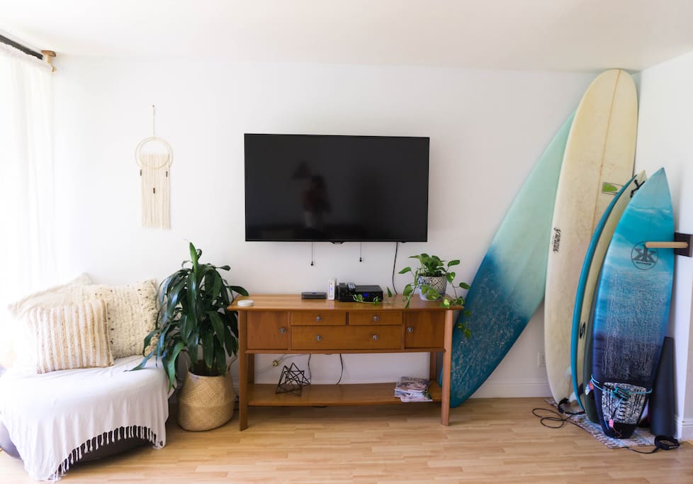 54 inch SMART TV with Cable, netflix etc. and round chair in corner doubles as foot rest. Surfboard racks if needed.