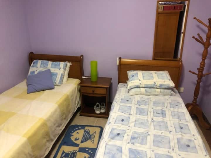 Chumba kilicho na vitanda 2 vya mtu mmoja, televisheni yenye skrini tambarare ya "42", kituo cha kucheza 3, michezo, sauti, kiyoyozi na starehe 