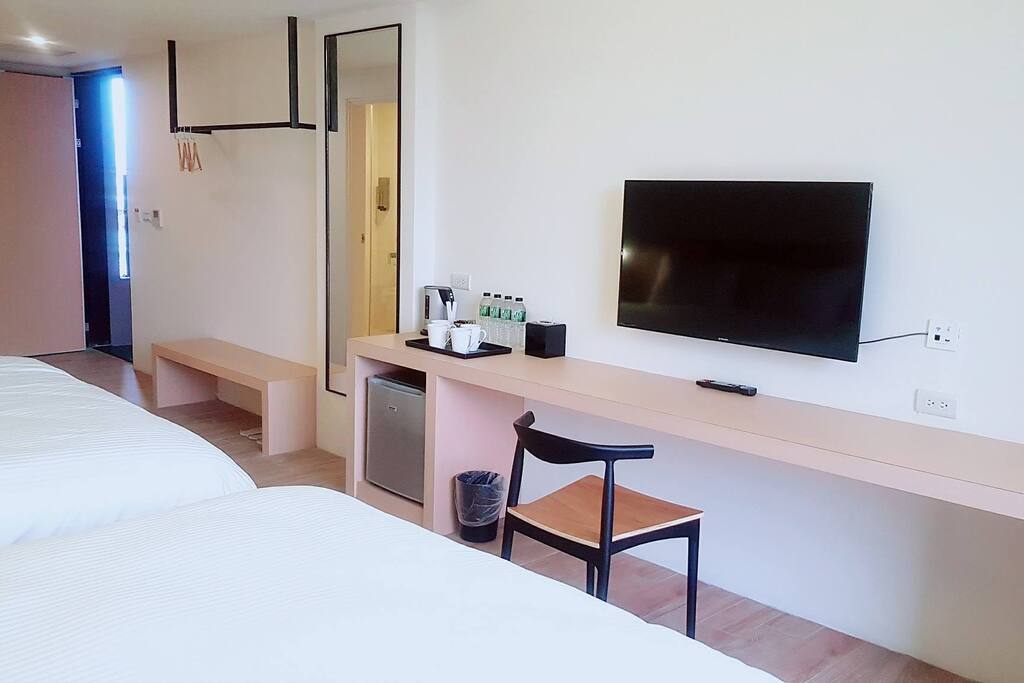 TV, Free WIFI, Simple Wardrobe, and Desk. 電視,無限網路,衣架,和小辦公桌。