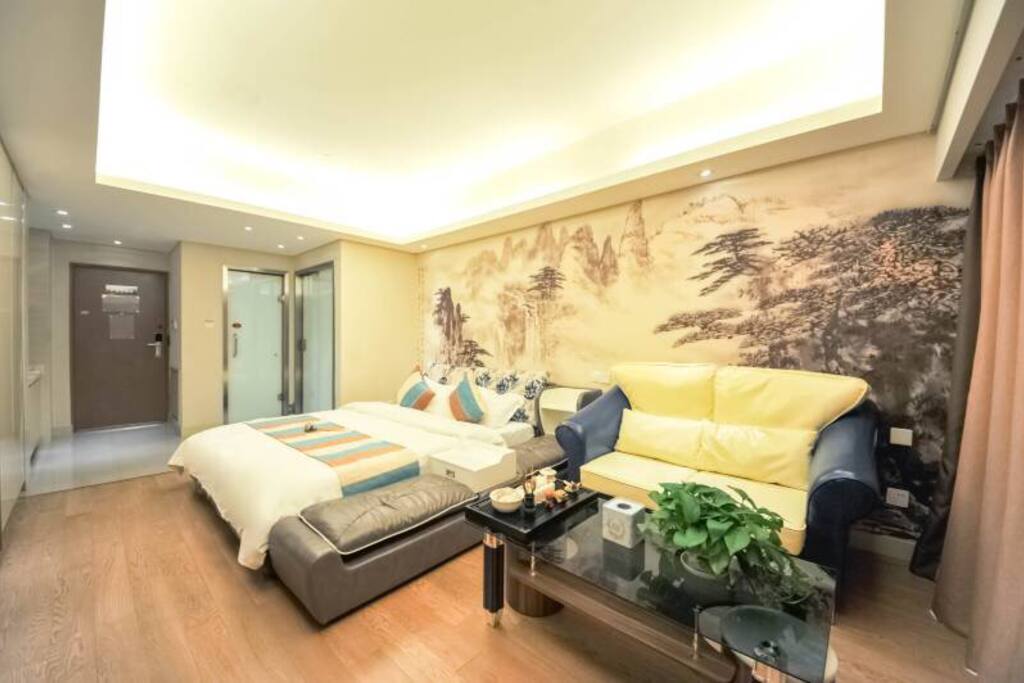 舒适软床,宽敞美丽,夜景迷人。