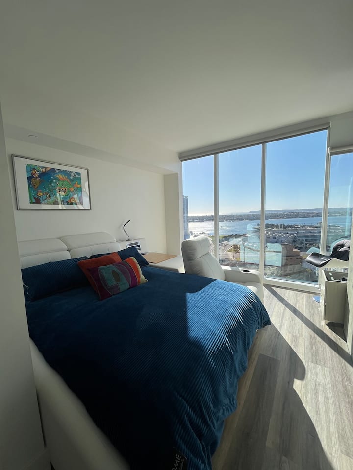 Spavaća soba s pogledom na ocean, zaljev i grad. Uđite u ormar s komodom.