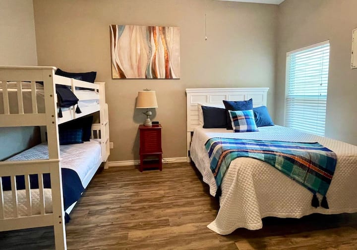 Segundo dormitorio que tiene una cama tamaño queen y litera que son 2 individuales.
