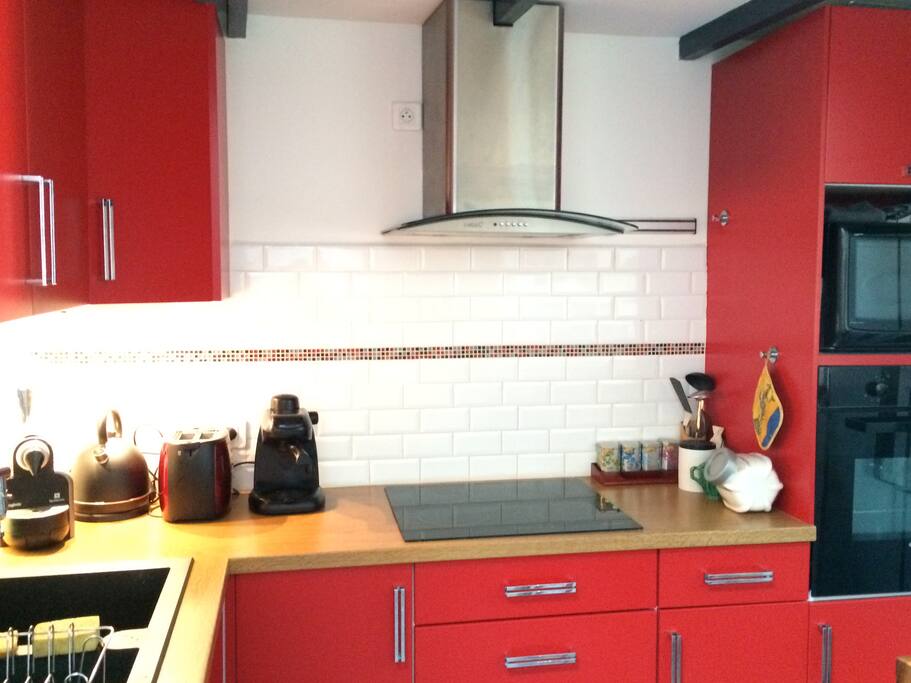 Cuisine équipée.
Lave vaisselle, four et micro onde, frigo Americain, cafetière Nespresso et normale, bouilloire, grille pain et blender.
les feux sont à induction.