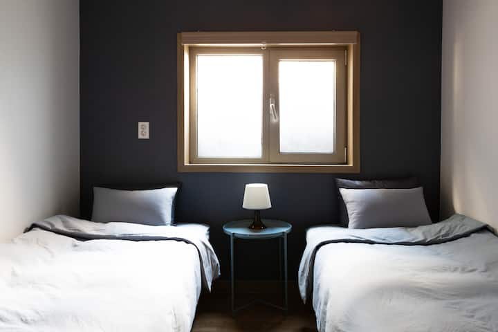 Bedroom/Single Bed X2/Blinds/Table/Light