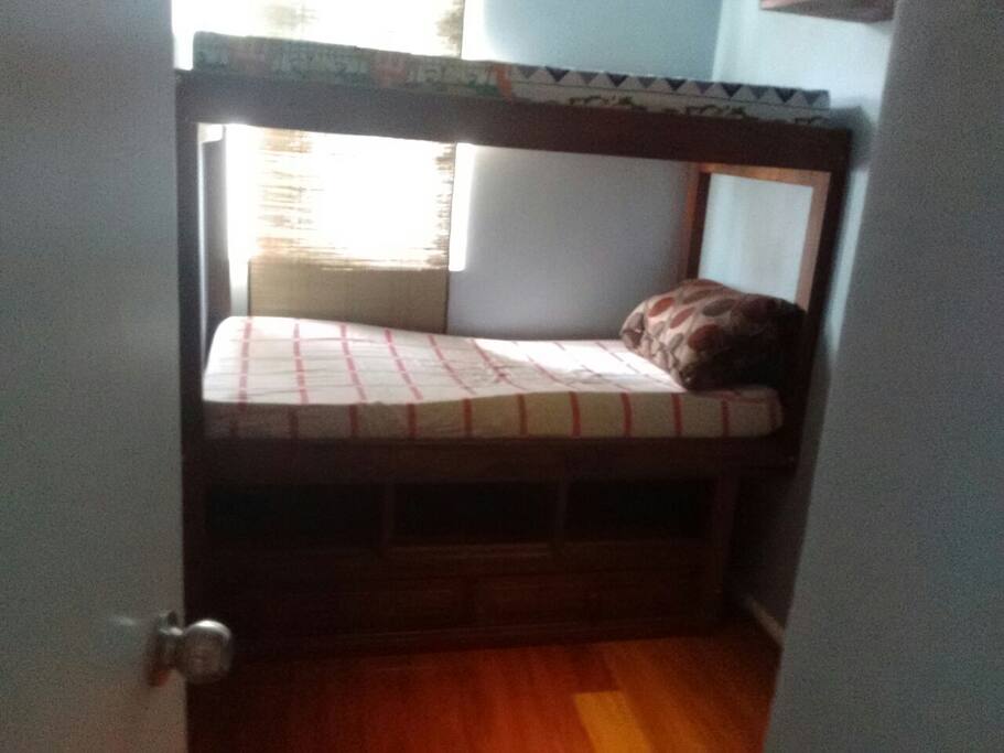 Pieza 3 con dos camas de plaza en alerce nativo