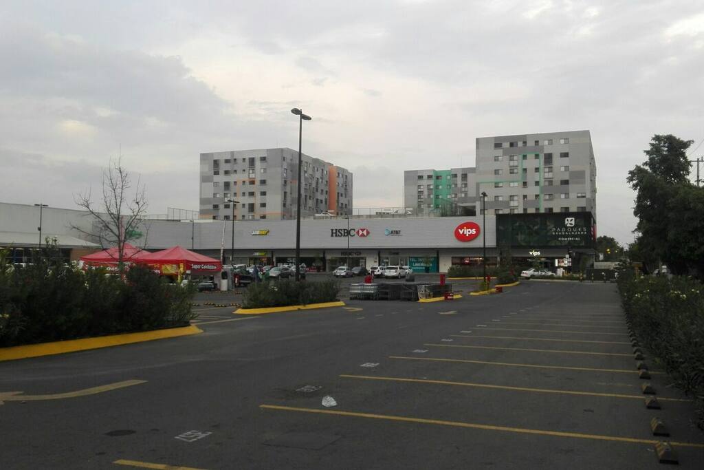 Centro comercial parques Guadalajara a menos de media cuadra del departamento.