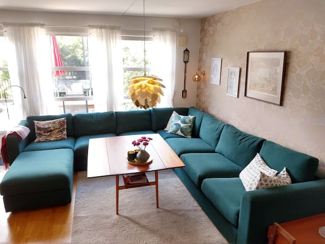 Roomy, slightly retro-furnished house near Metro