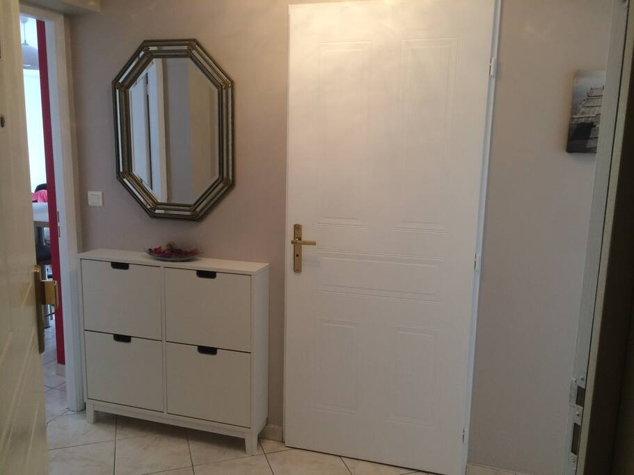Entrée de l'appartement (avec porte des WC) : à droite, la chambre ; à gauche, l'espace salle/salon.