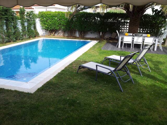 005 Villa with swimmingpool gallery image 5