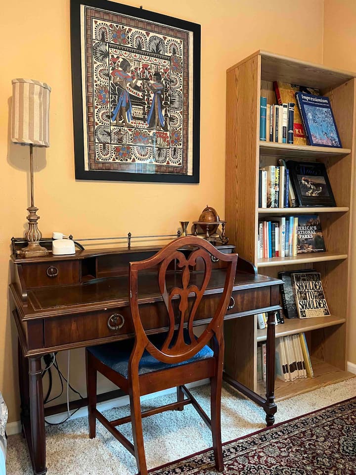 استخدم هذه المنطقة الودية في الطابق الثالث من ثلاث غرف نوم خاصة للبقاء على اتصال أثناء إقامتك.