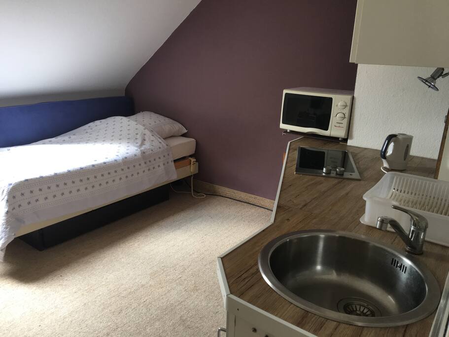 The comfortable bed can be adjusted electrically in height. On the right you can see the microwave oven.
Das bequeme Bett ist elektrisch höhenverstellbar. Rechts Mikrowelle und den Beginn der Küchenzeile.