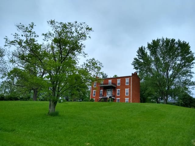 Historic 1850 mansion, the "Shenandoah" room