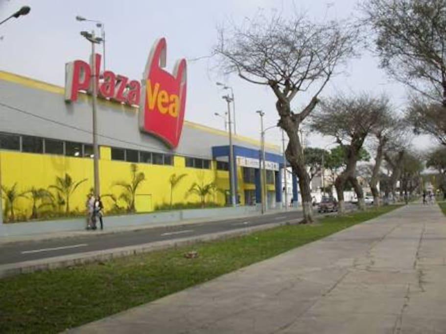 Supermercado a 2 cuadras del edificio.