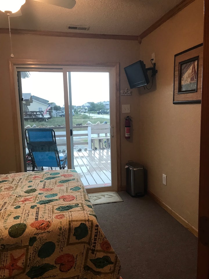 Dormitorio con nevera y microondas. Vestidor para ropa y armario.