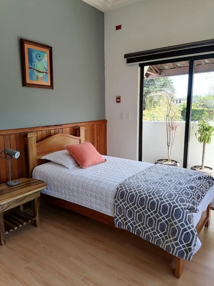 Dobre vetraná a osvetlená spálňa. (oddelená posteľ)