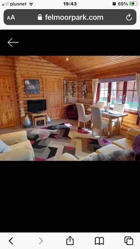 Rustic lakeside log cabin..hot tub with a view!!