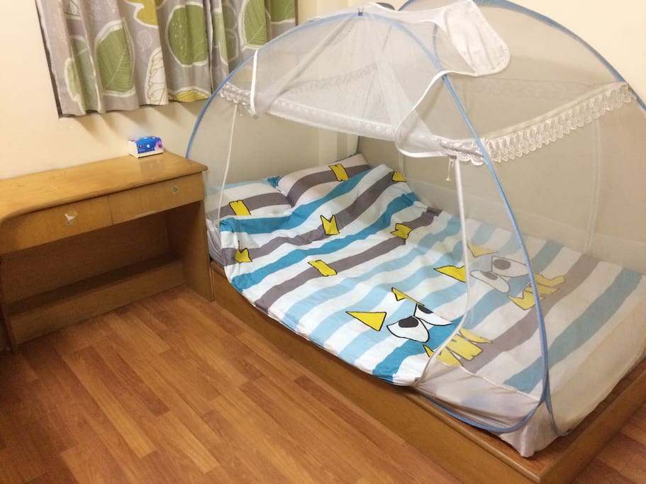 小房间床铺虽小也可挤下两人,也可以打地铺