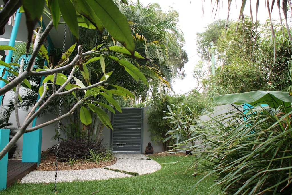 Balinese inspired private front garden