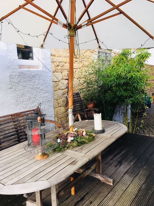 Terrassenbereich gemütlicher Sitzgruppe und Weber Gasgrill um den Sommer zu genießen