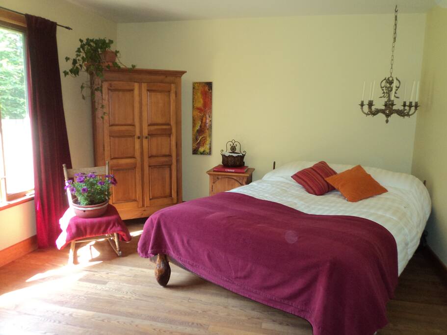Chambre principale avec superbe vue sur la cour