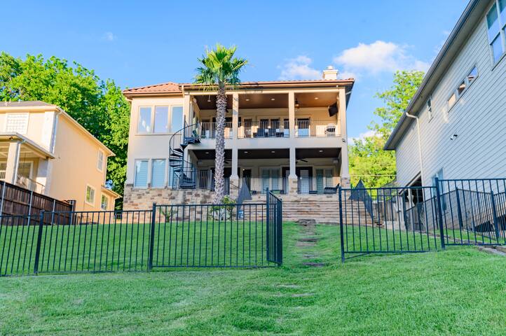 Luxury Lake Austin Home – Child and Dog Friendly! gallery image 4