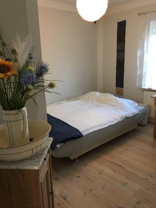 Blick von der Küchentür ins Zimmer