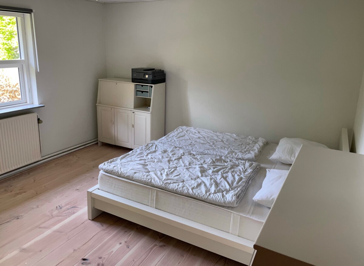 חדר שינה זוגי גדול המשקיף על הגינה