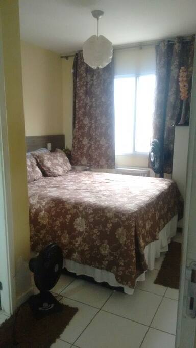 Quarto casal(suíte),bem completo com armários,cama queem com box baú,criado mudo, espelhos.