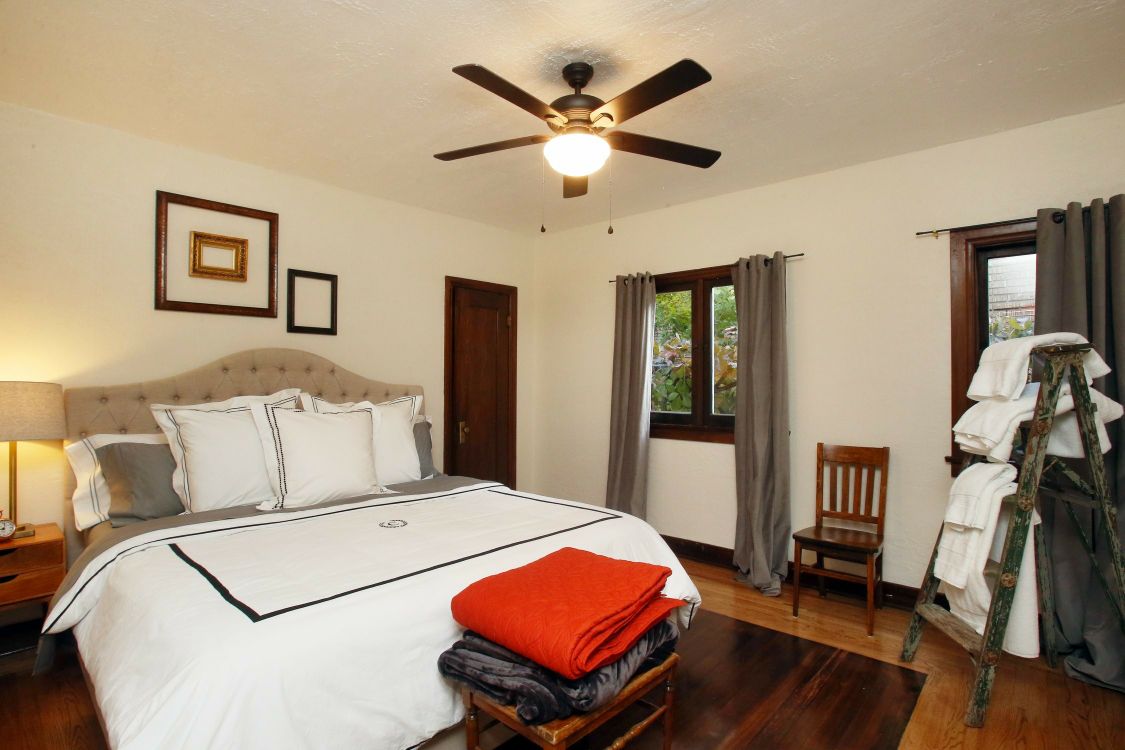 חדר שינה ראשי עם מיטת קינג סייז 