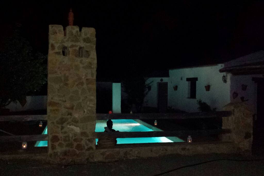 un baño en nuestra piscina a la luz de las velas